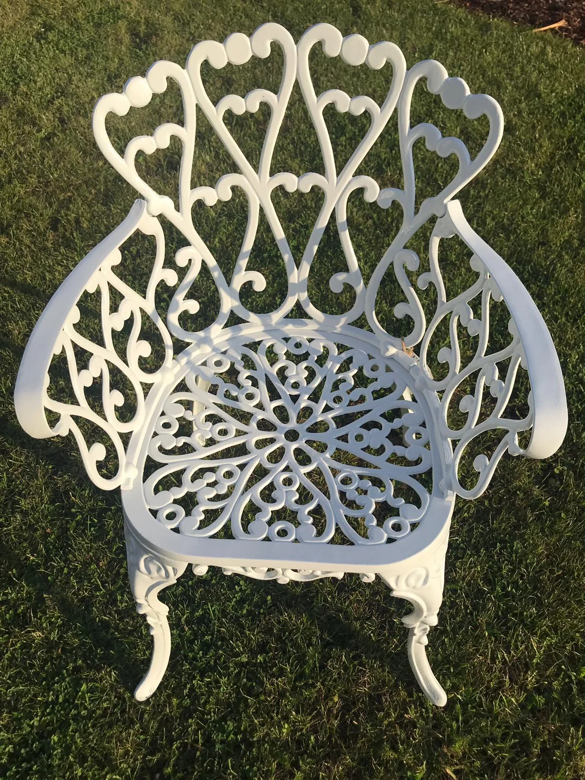 Dekoratīvs metāla krēsls