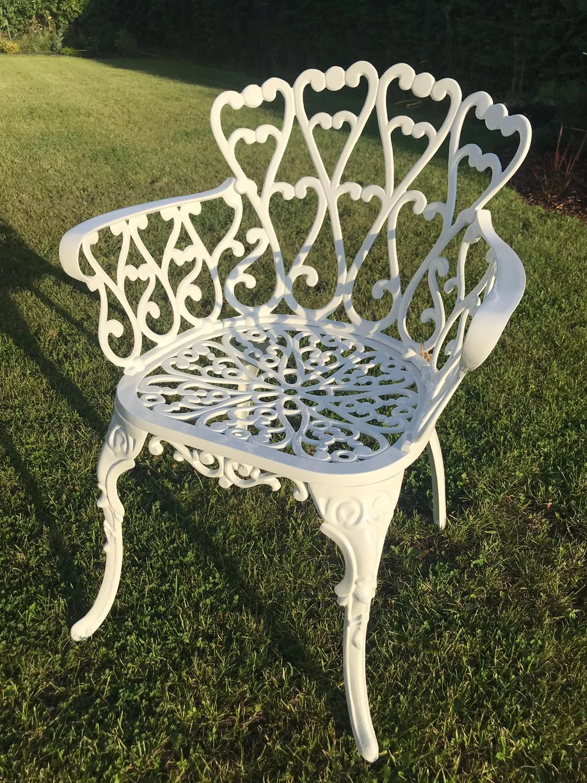 Dekoratīvs metāla krēsls