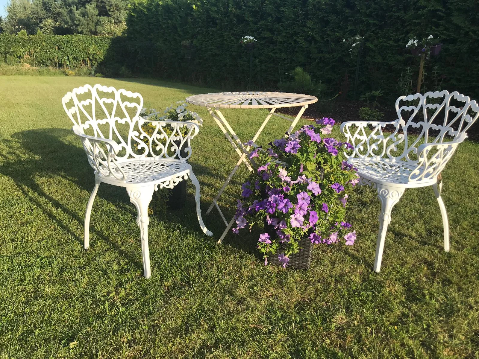 Dekoratīvs metāla krēsls