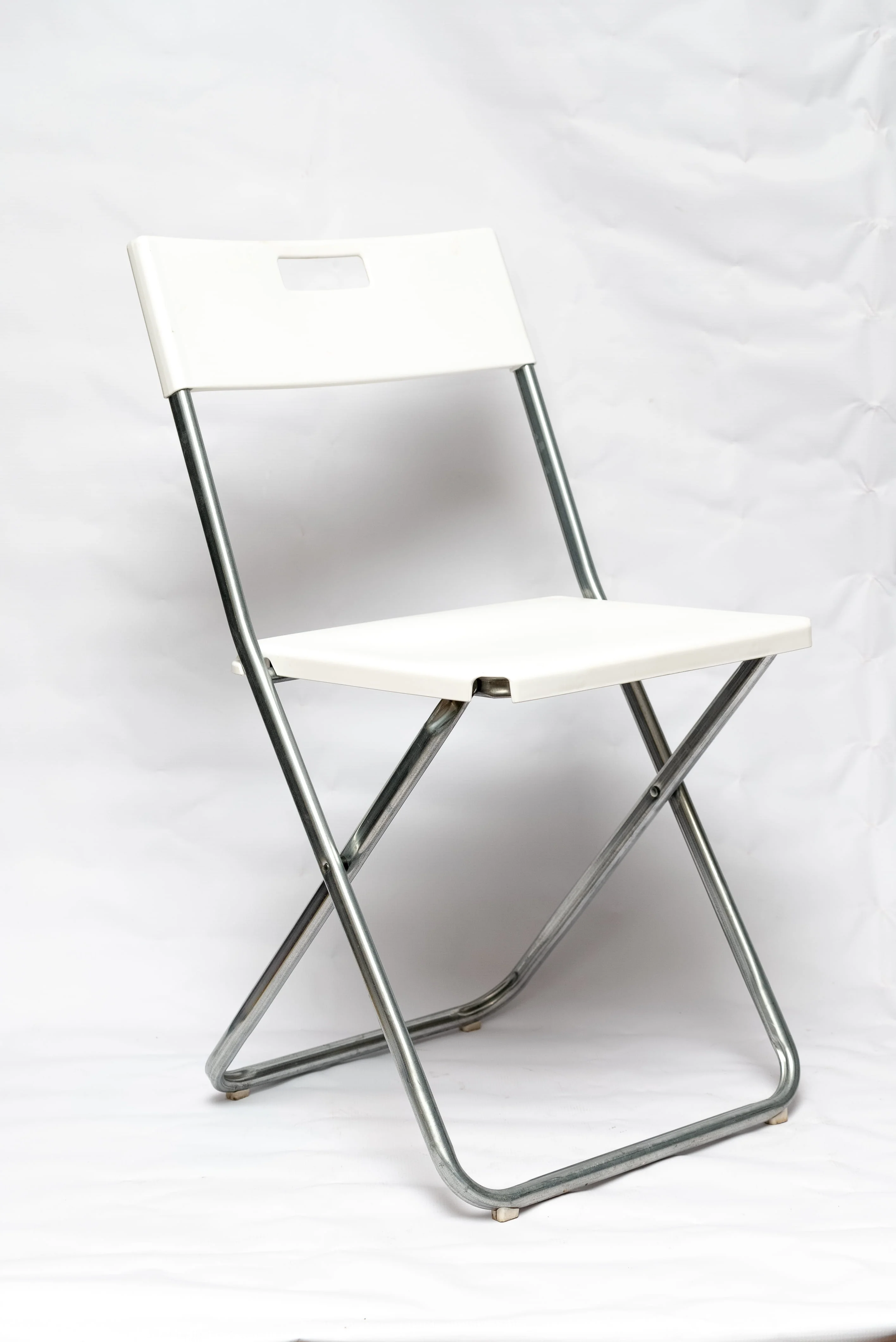 Balts salokāms krēsls