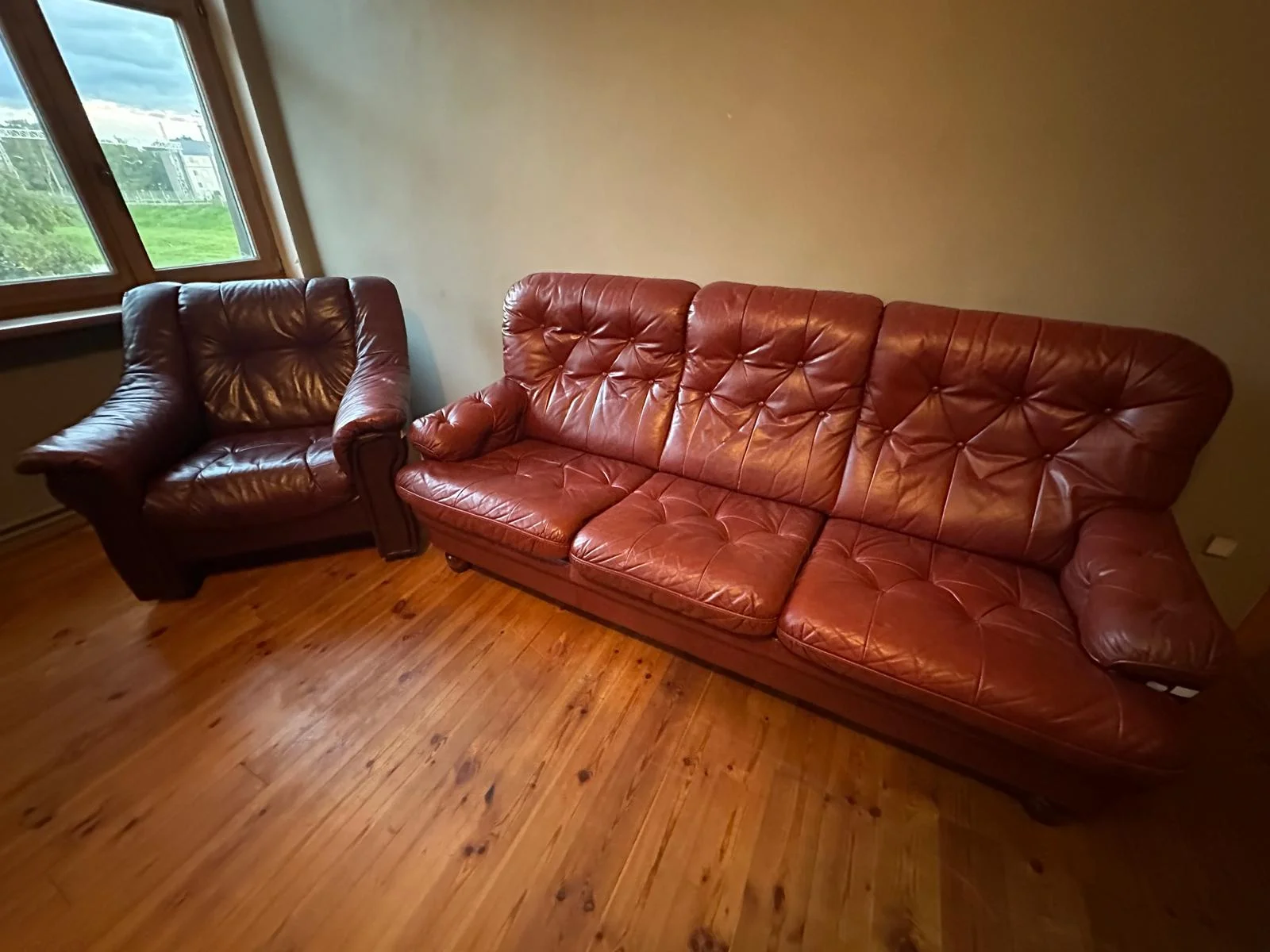 Sarkans ādas trīsvietīgs dīvāns