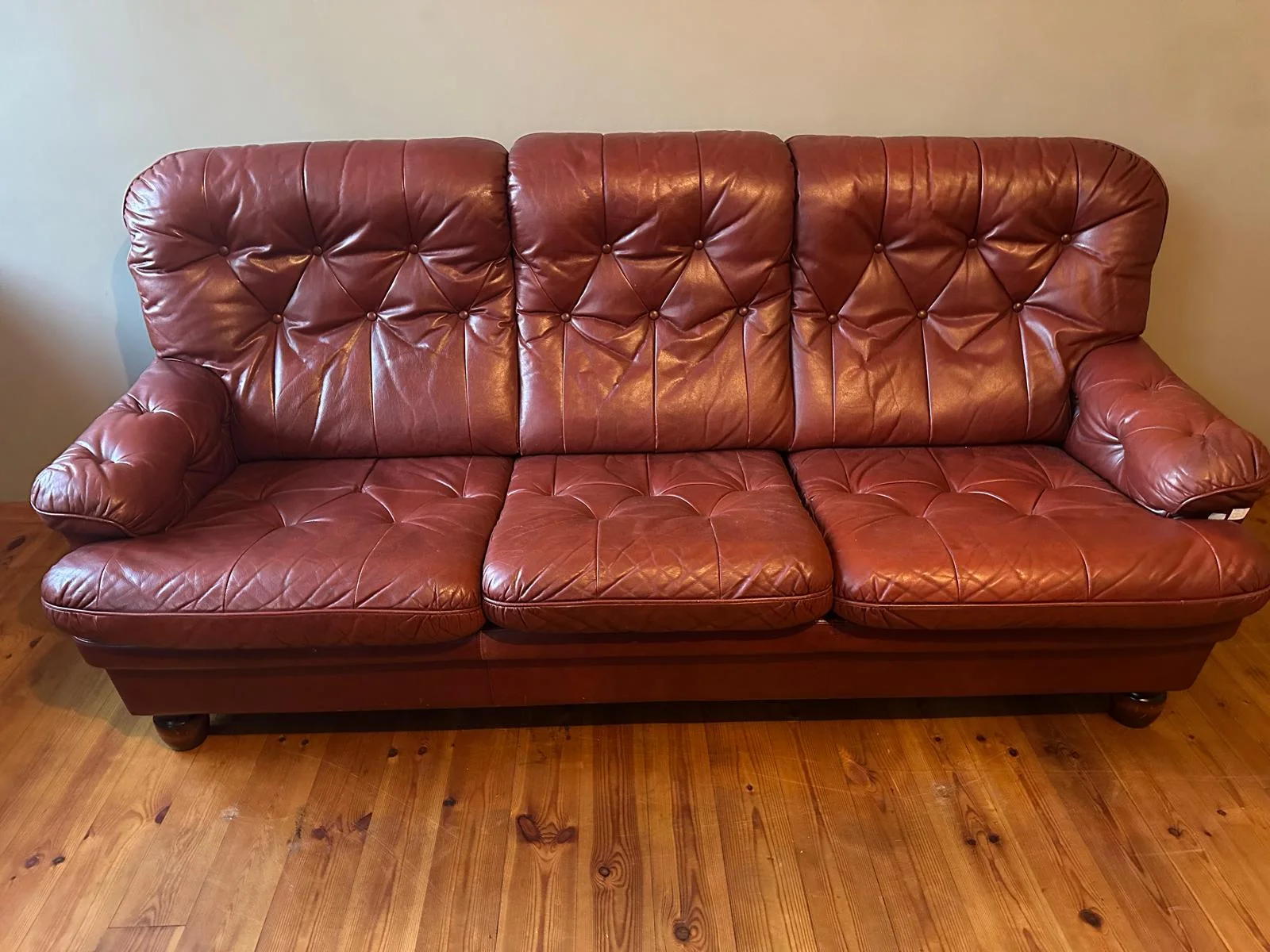 Sarkans ādas trīsvietīgs dīvāns