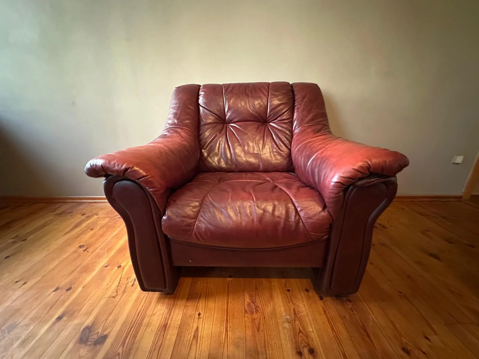 Sarkans ādas klubkrēsls