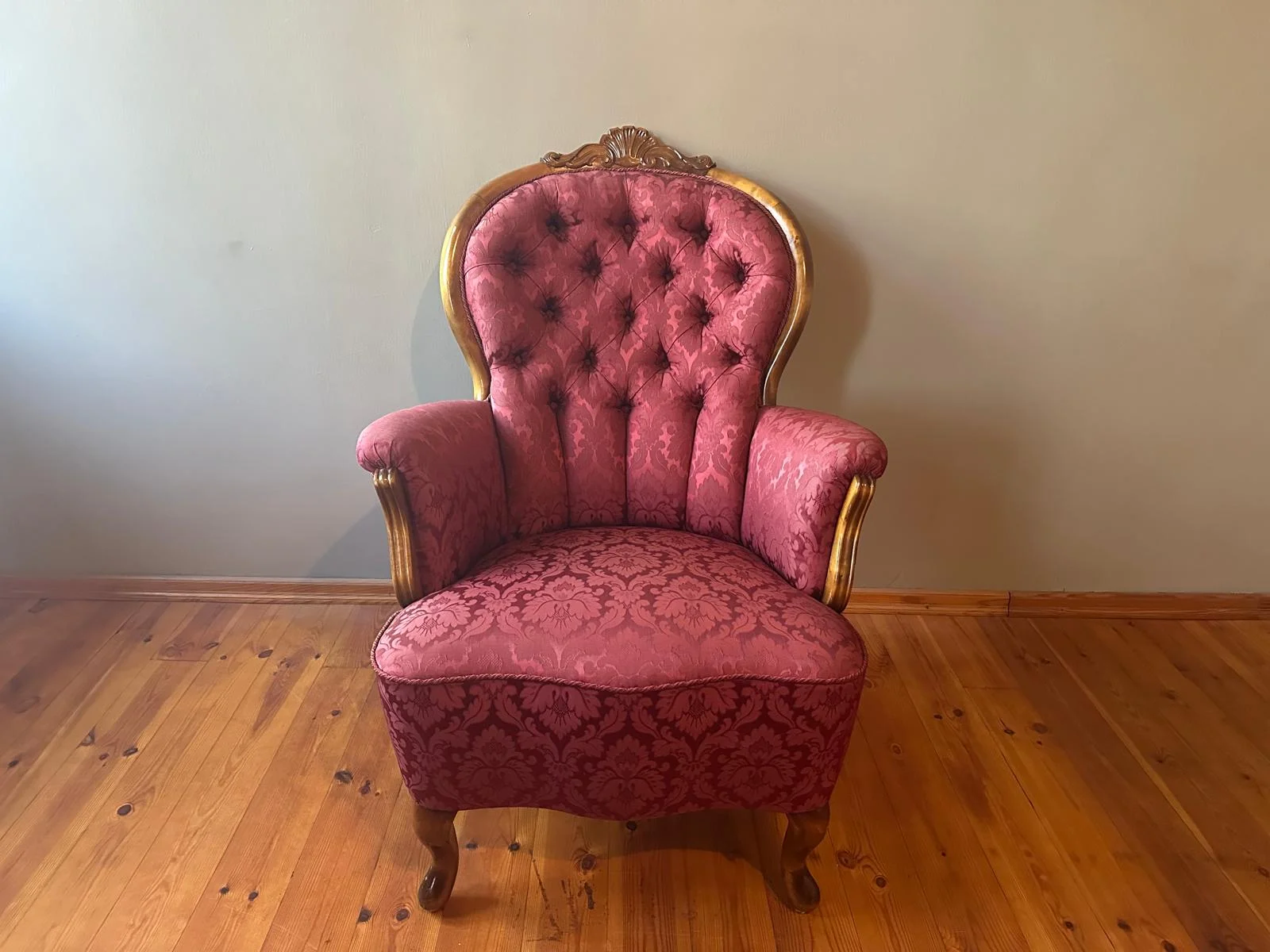 Sarkans auduma klubkrēsls