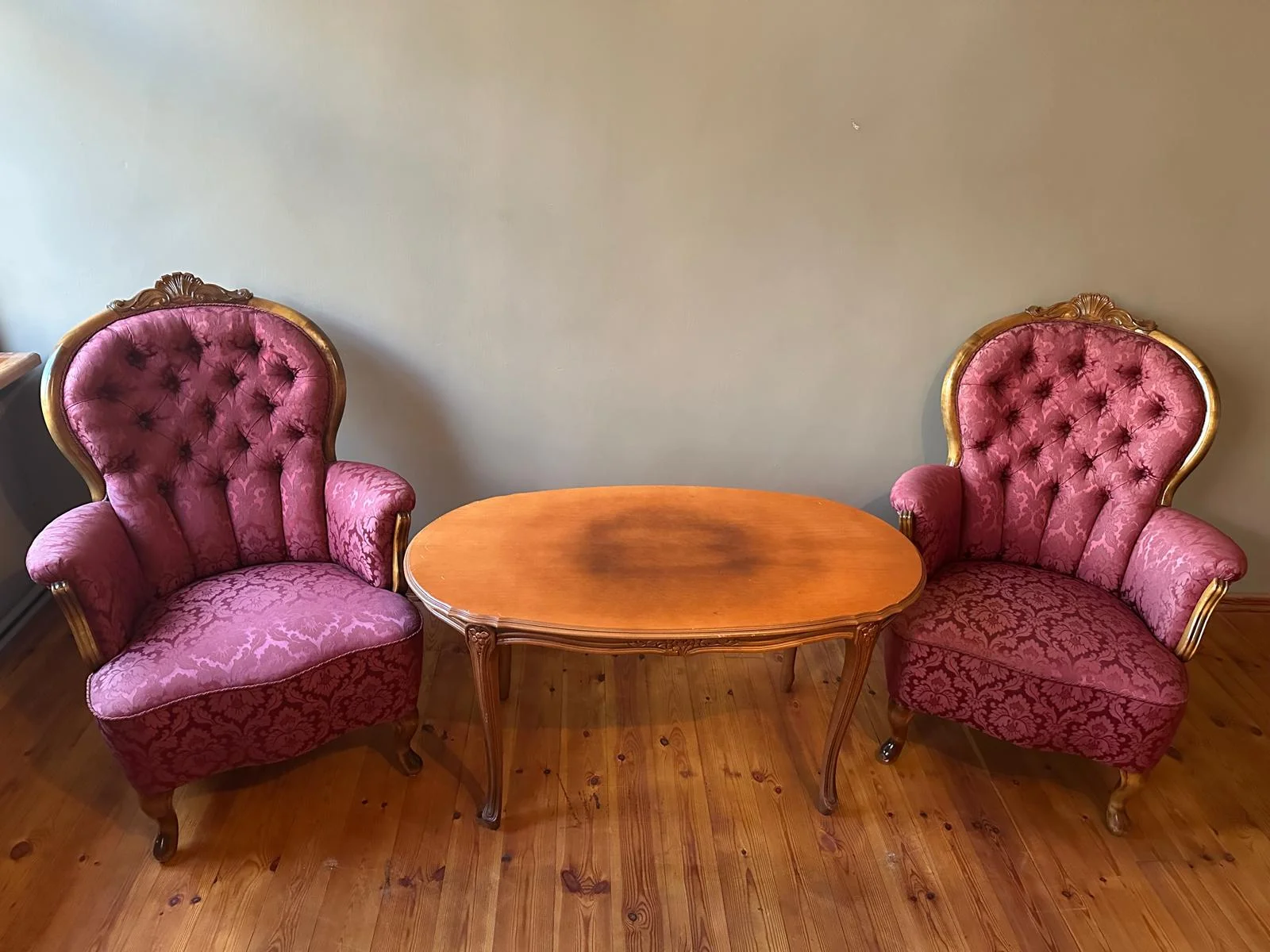 Sarkans auduma klubkrēsls