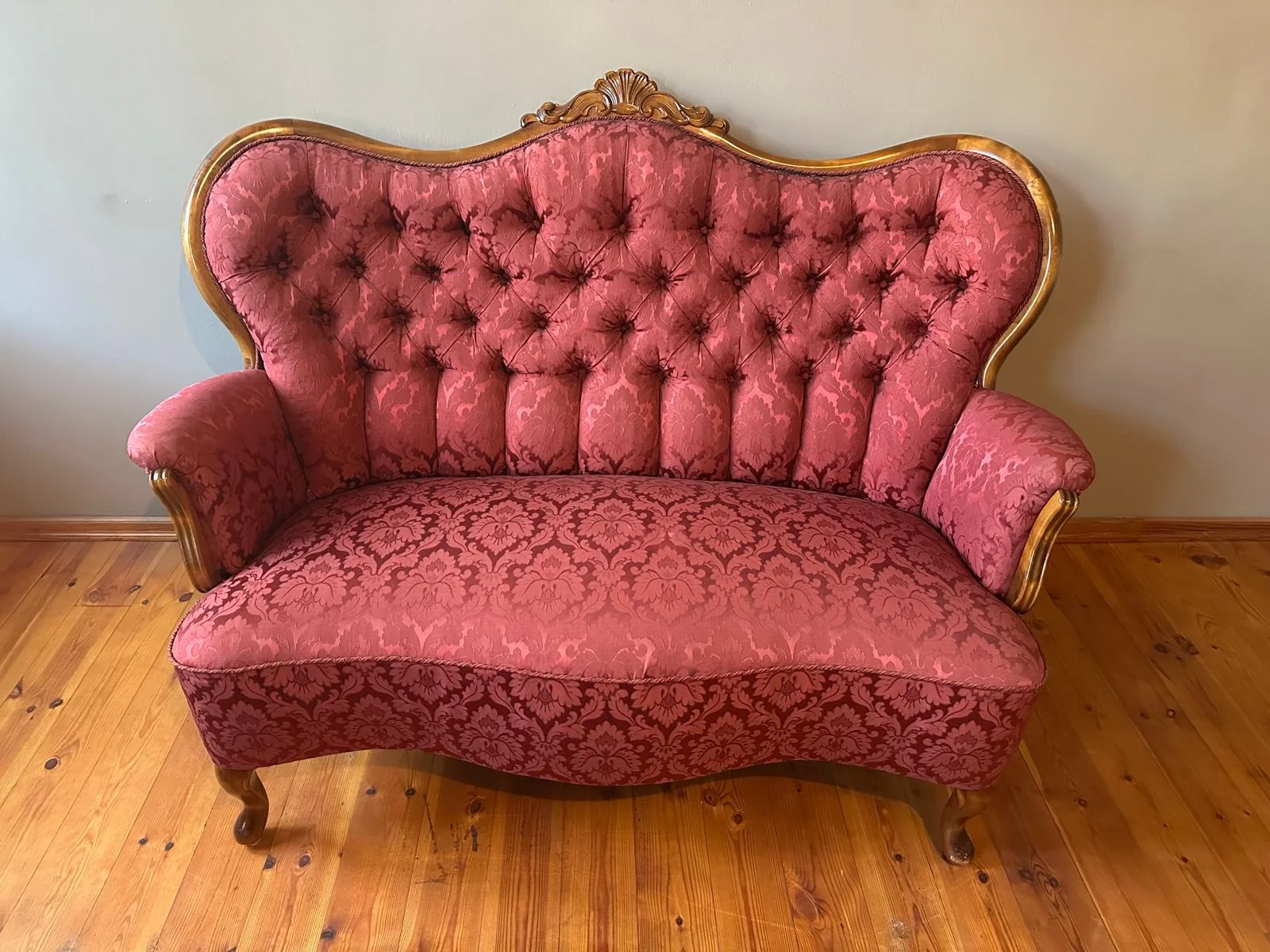 Sarkans dievvietīģs auduma dīvāns