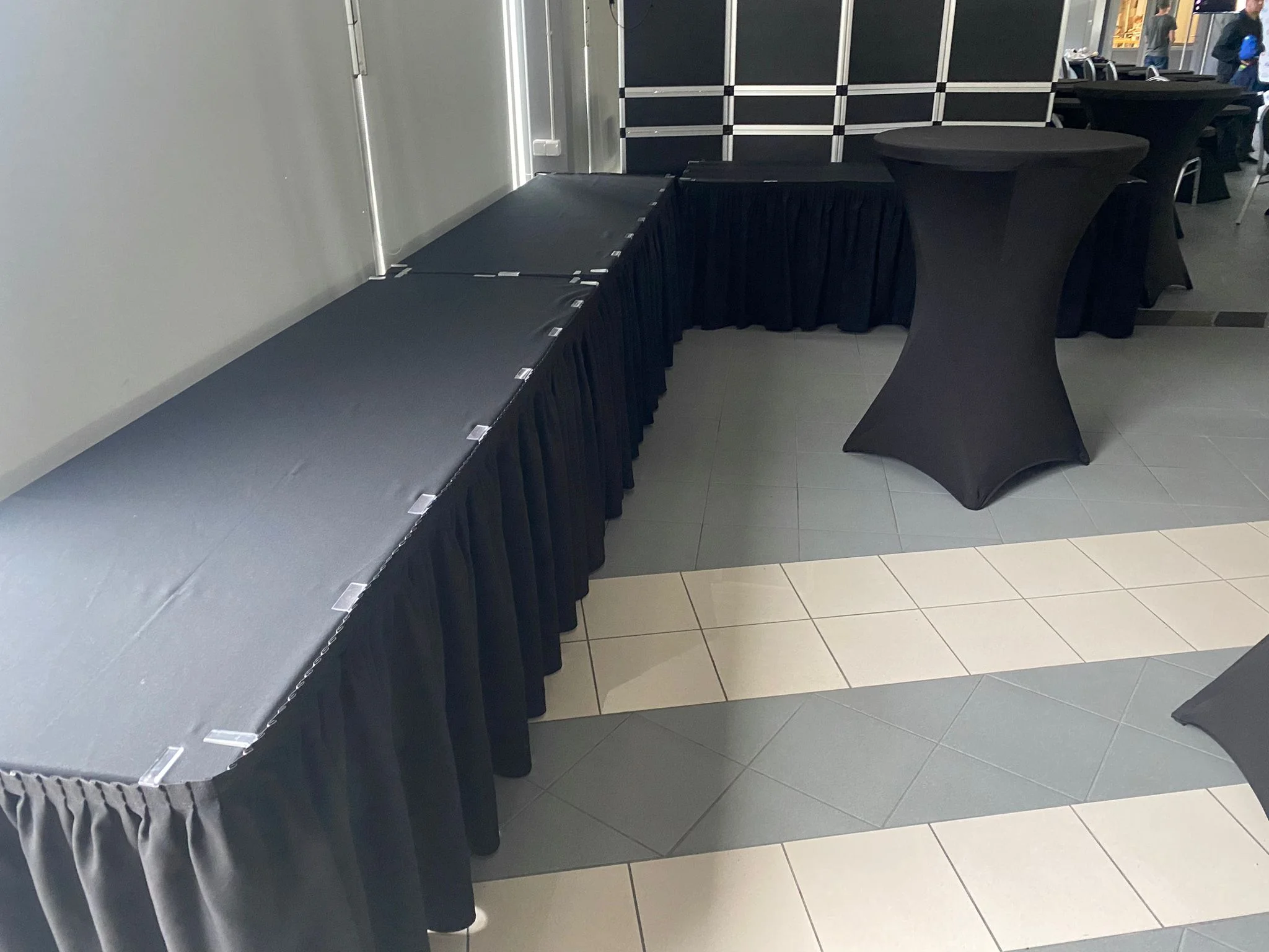 Melns taisnstūra galdauts