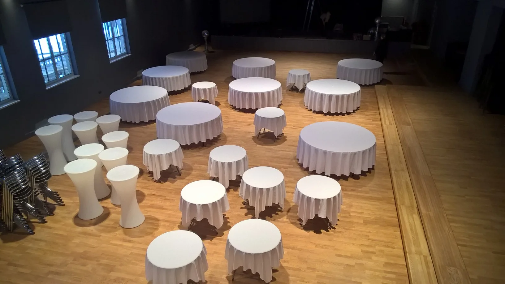 Balts apaļgalda galdauts